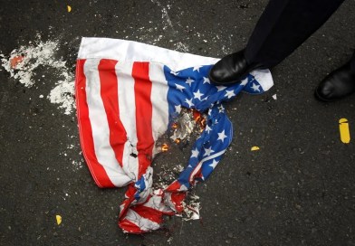 Trump firma una orden para procesar a quienes quemen la bandera de Estados Unidos como protesta