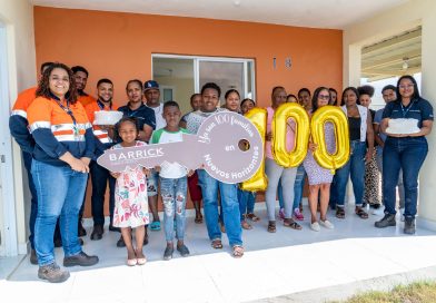 Barrick Pueblo Viejo entrega la vivienda número 100 en proyecto de reasentamiento Nuevos Horizontes
