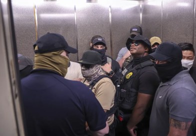 Una jueza federal de EE.UU. bloquea las deportaciones rápidas de migrantes por violar el debido proceso