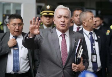 Expresidente colombiano Álvaro Uribe es sentenciado a 12 años de prisión domiciliaria