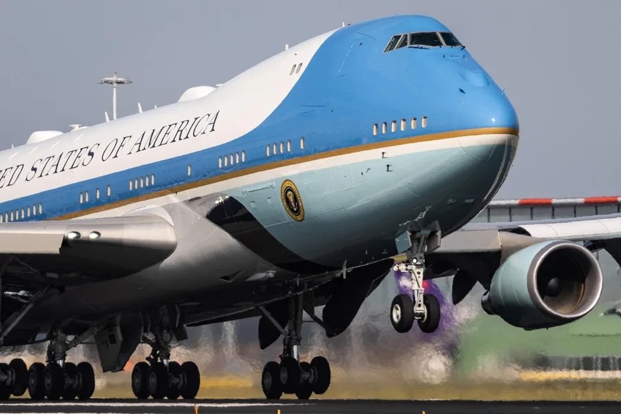 Un piloto es reprendido en EE.UU. por volar cerca del Air Force One: «Presta atención, deja el iPad»
