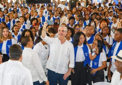 Presidente Abinader lidera graduación de más de mil jóvenes del programa Oportunidad 14-24 e inaugura destacamento policial en Barahona (Video)
