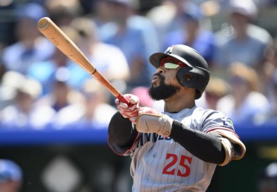 Mellizos superan 5-1 a Reales con jonrones de Buxton y Clemens; Kansas City se rezaga por el comodín
