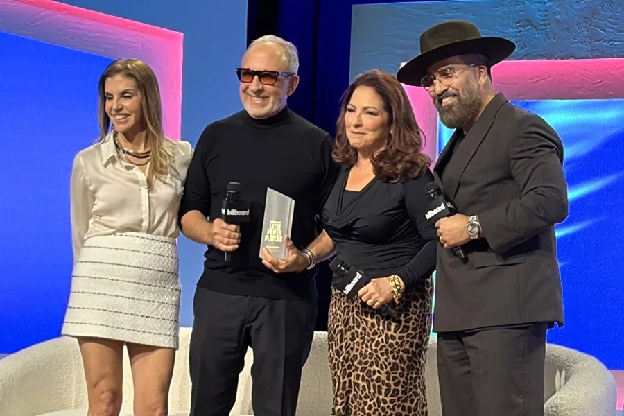 Emilio Estefan recibe el premio de «productor del siglo» de los Billboard Latinos