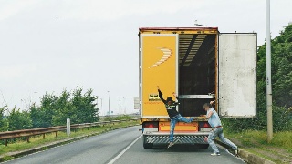 Calais: 250 migrantes tratan de forzar camiones para ser transportados
