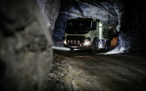 Probando la conducción autónoma en trabajos cotidianos con un Volvo FMX