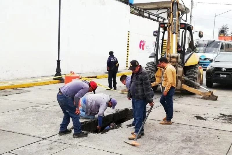 Atienden CAPAMH y obras públicas de Huamantla daño en tubería de la cabecera municipal
