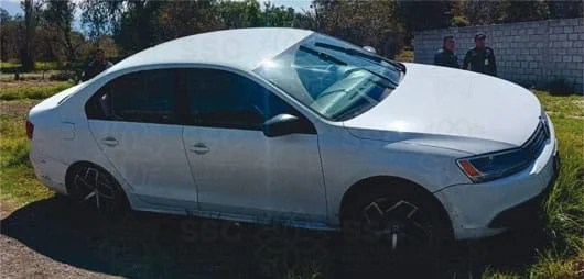 Asegura SSC a dos sujetos por conducir vehículo con reporte de robo