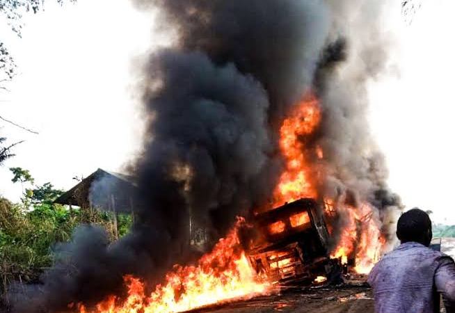 Ituri : 15 véhicules en convoi incendiés à Ofay par des ADF.