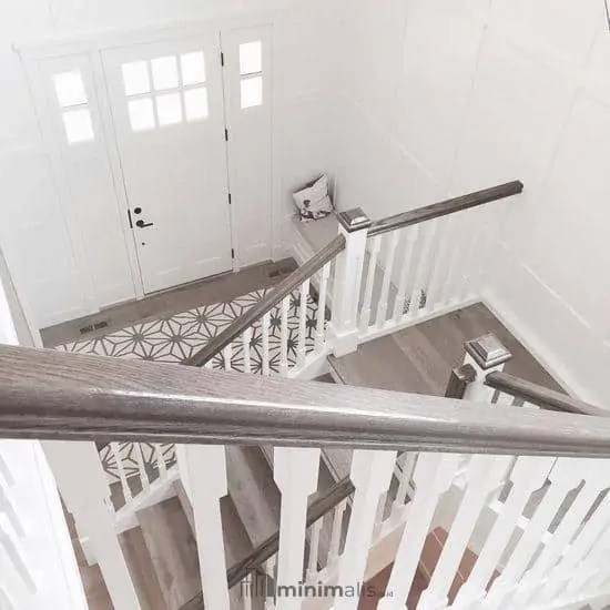 Gabungan warna abu-abu dan putih pada railing tangga. sumber ; google.com