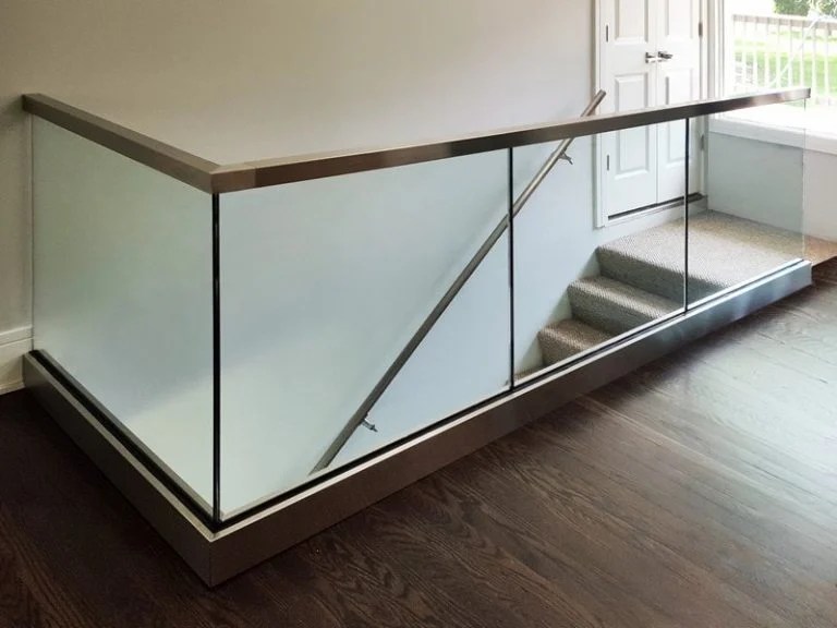 Bahan railing yang terbuat dari kaca. Sumber ; google.com