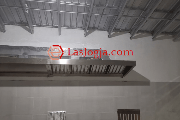 Pemasangan kitchen hood oleh Las Jogja, Sumber: dokumentasi pribadi