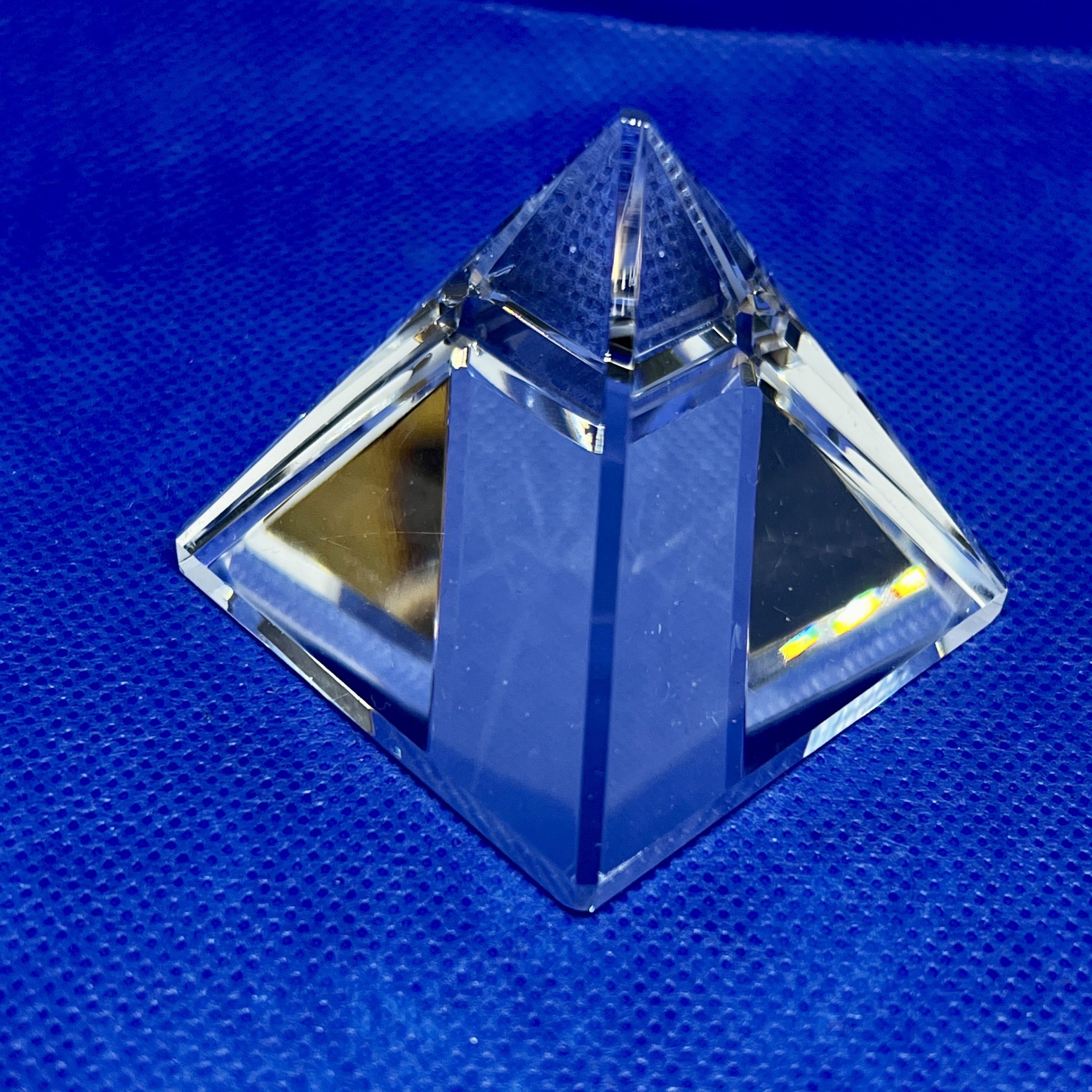 Pyramide du Louvre cristal transparent