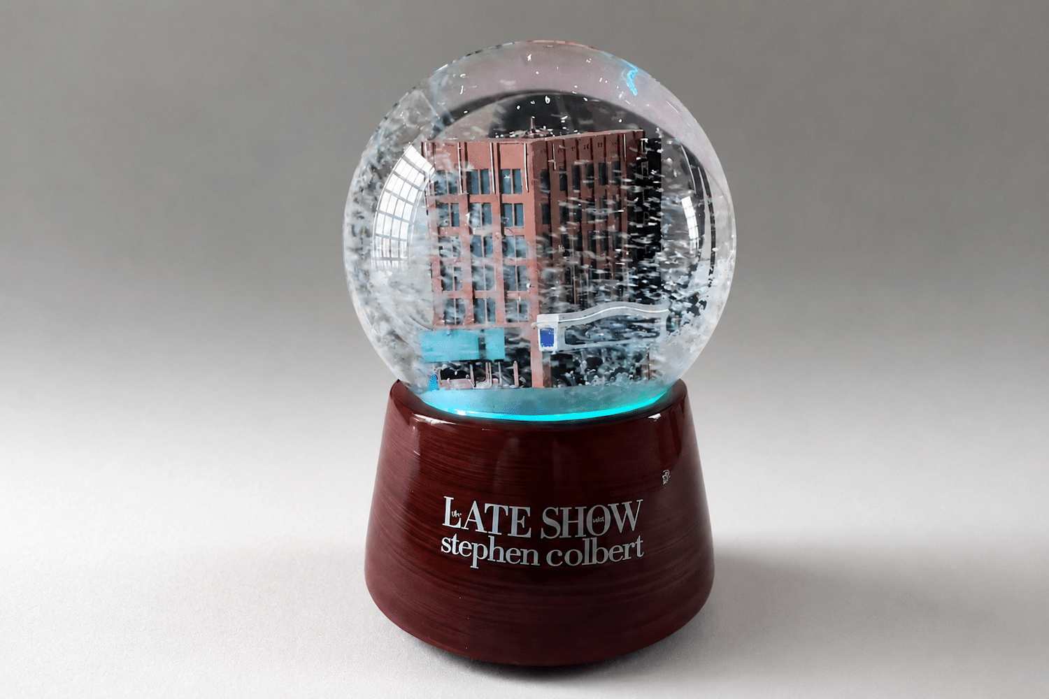 Stephen Colbert's Snow Globe Farewell: A Heartfelt Tradition Revived (2026)