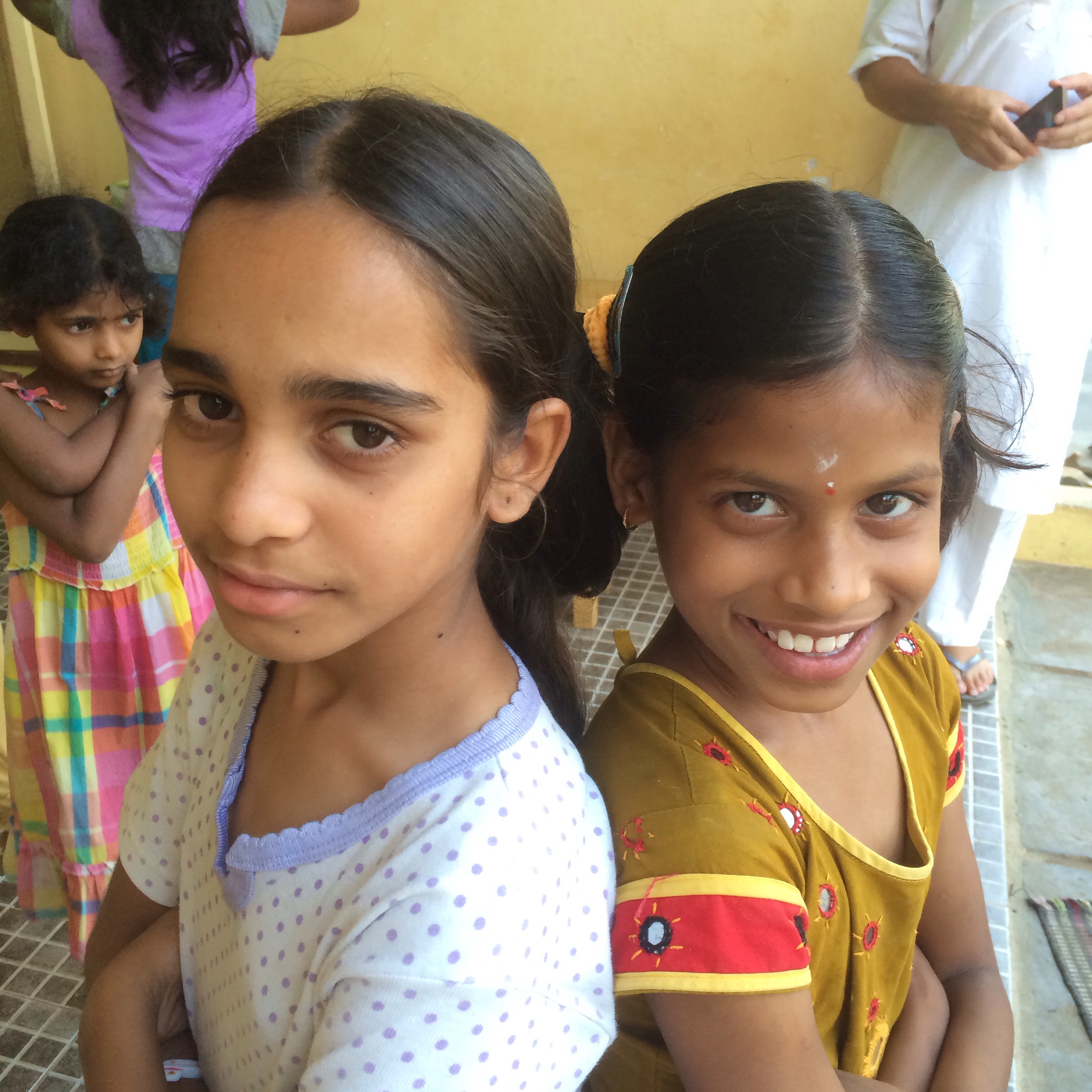 Complices qui prennent la pose