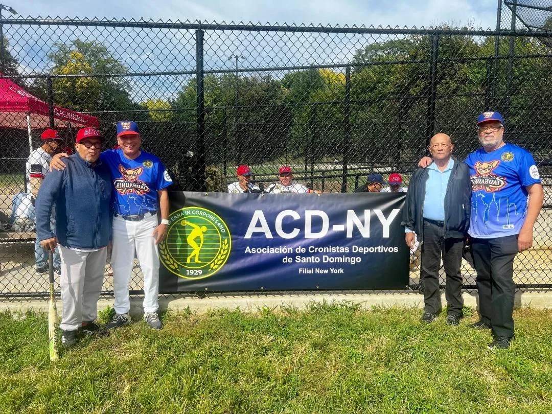 Cronistas deportivos dominicanos dividen honores en histórico intercambio de softbol en el Bronx