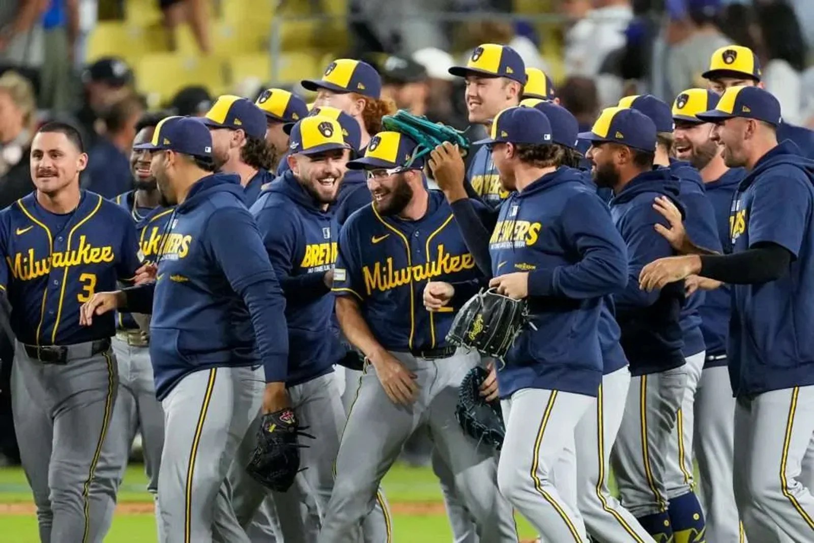 MILWAUKEE ROMPE 44 AÑOS DE SEQUÍA Y SUEÑA CON LA GLORIA MUNDIAL!