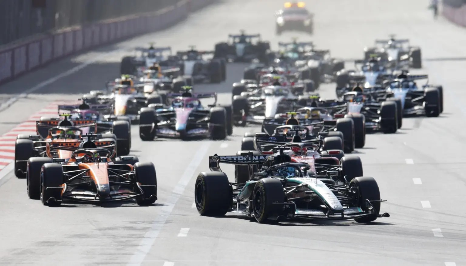 Russell resiste el ataque de Verstappen y conquista un dramático GP de Azerbaiyán