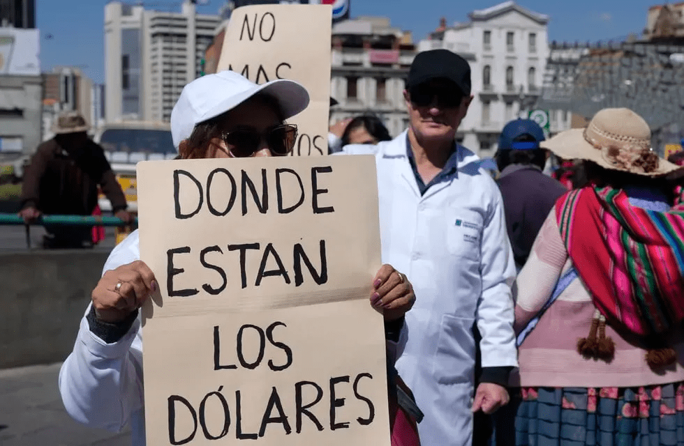 La pénurie de dollars en Bolivie affecte la disponibilité et les prix des produits importés, comme les médicaments - Photo AP/Juan Karita