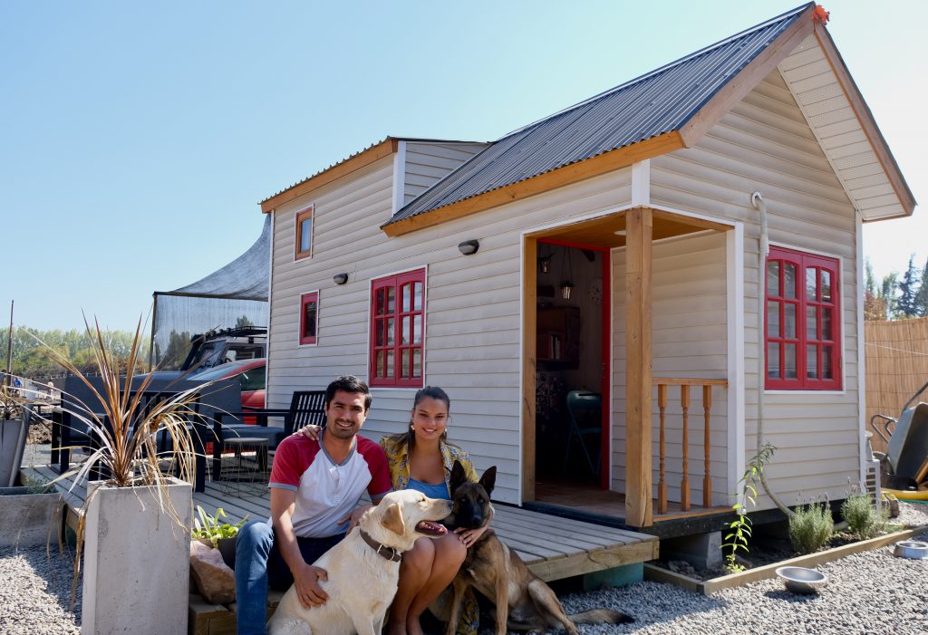 De este modo, las viviendas en áreas rurales generalmente resultan más económicas que en san salvador, por ejemplo. Tiny House Chile Santiago Conoce Homestead - Latinys Casas