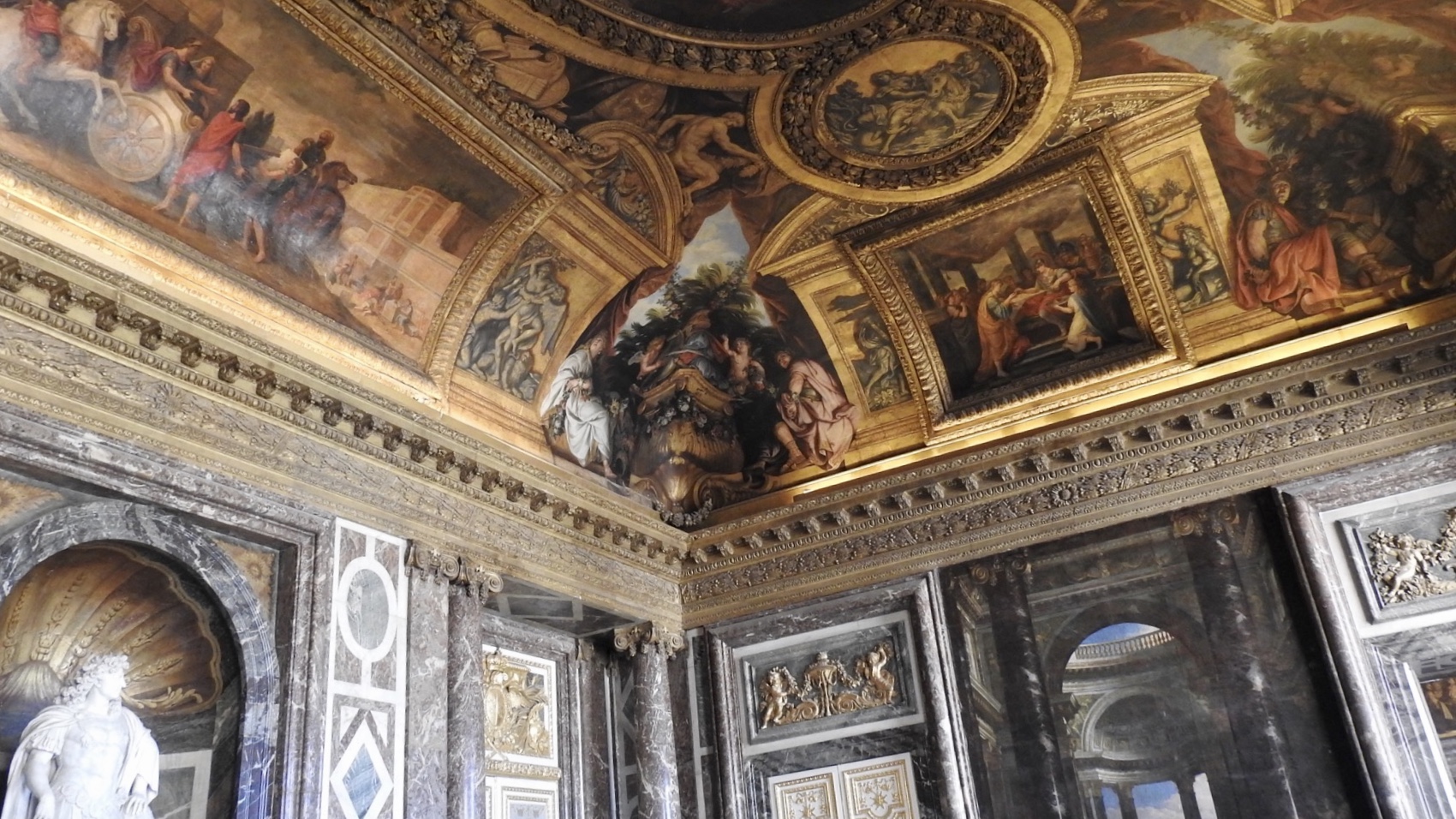 Another stunningly decorated room