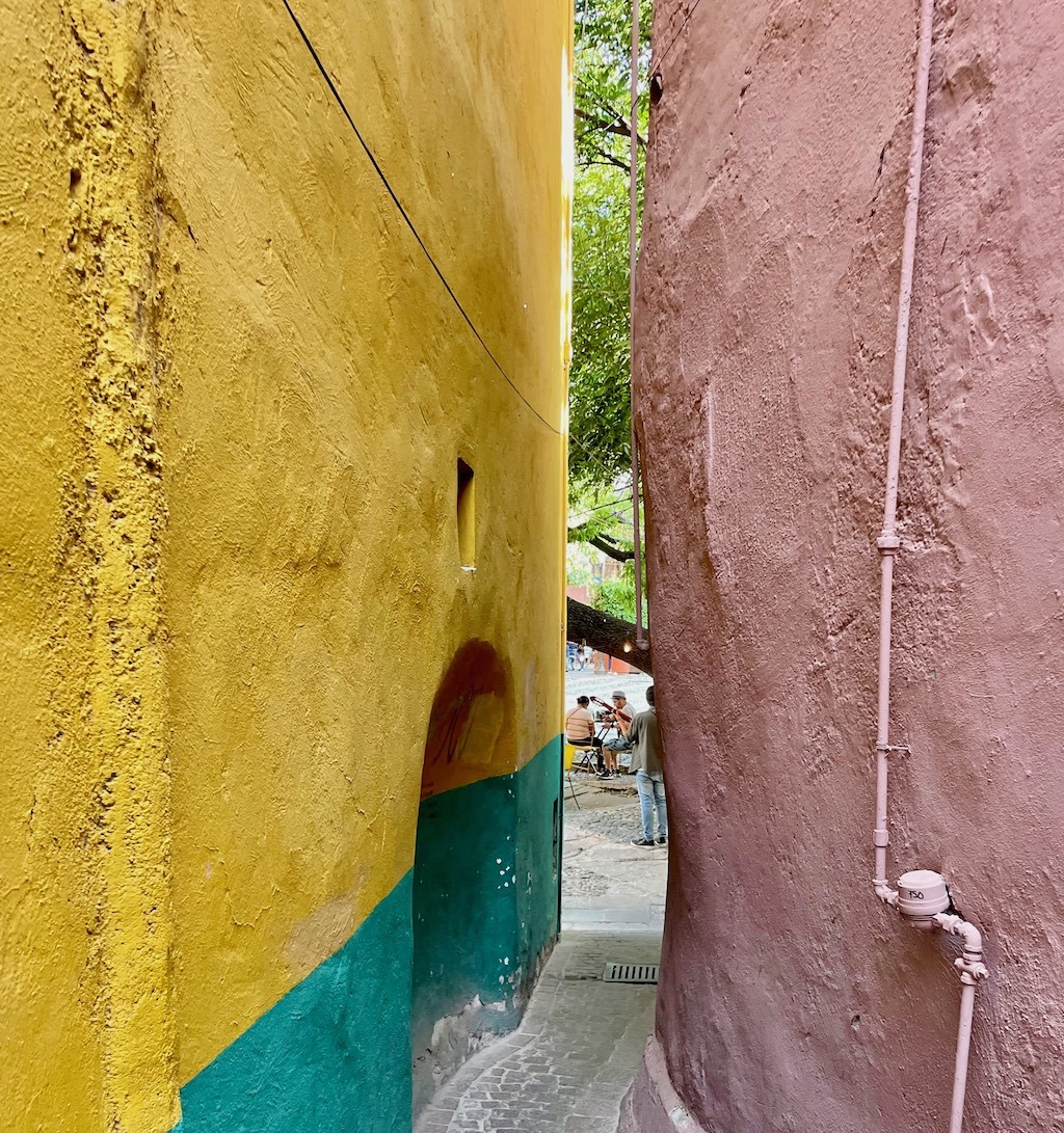 So many narrow alleys. This one opens on to a beautiful park.