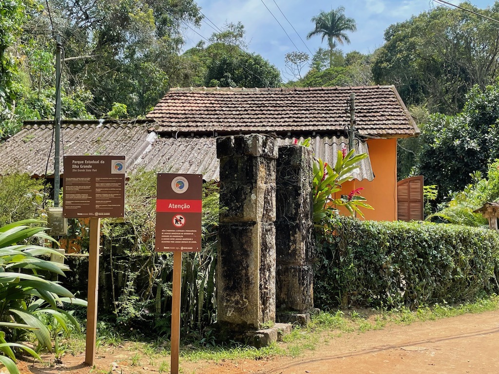 The trailhead just off Abraâo town