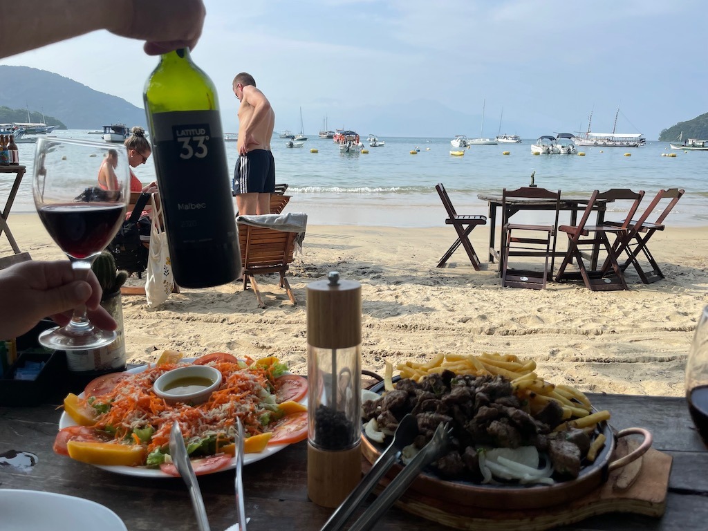 Beachside dining at Lua e Mar