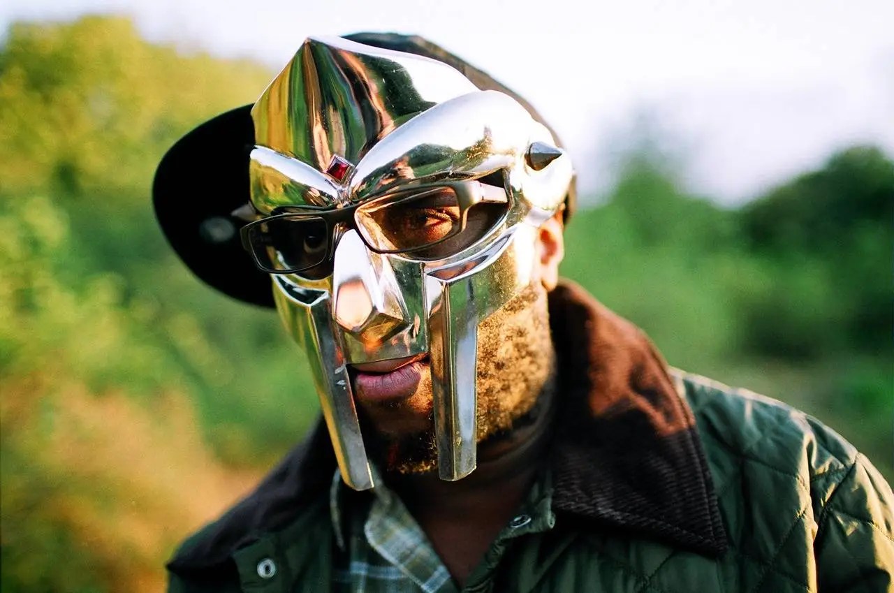 MF DOOM con su máscara metálica