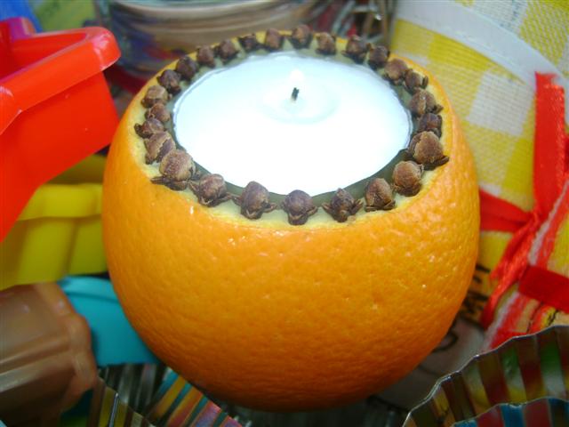 4. Portocală parfumată – decor cu lumânare şi cuişoare