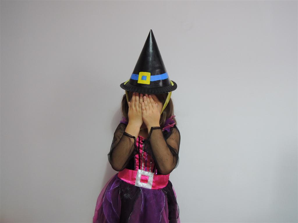 Pălărie de vrăjitoare din materiale reciclate – costum de Halloween