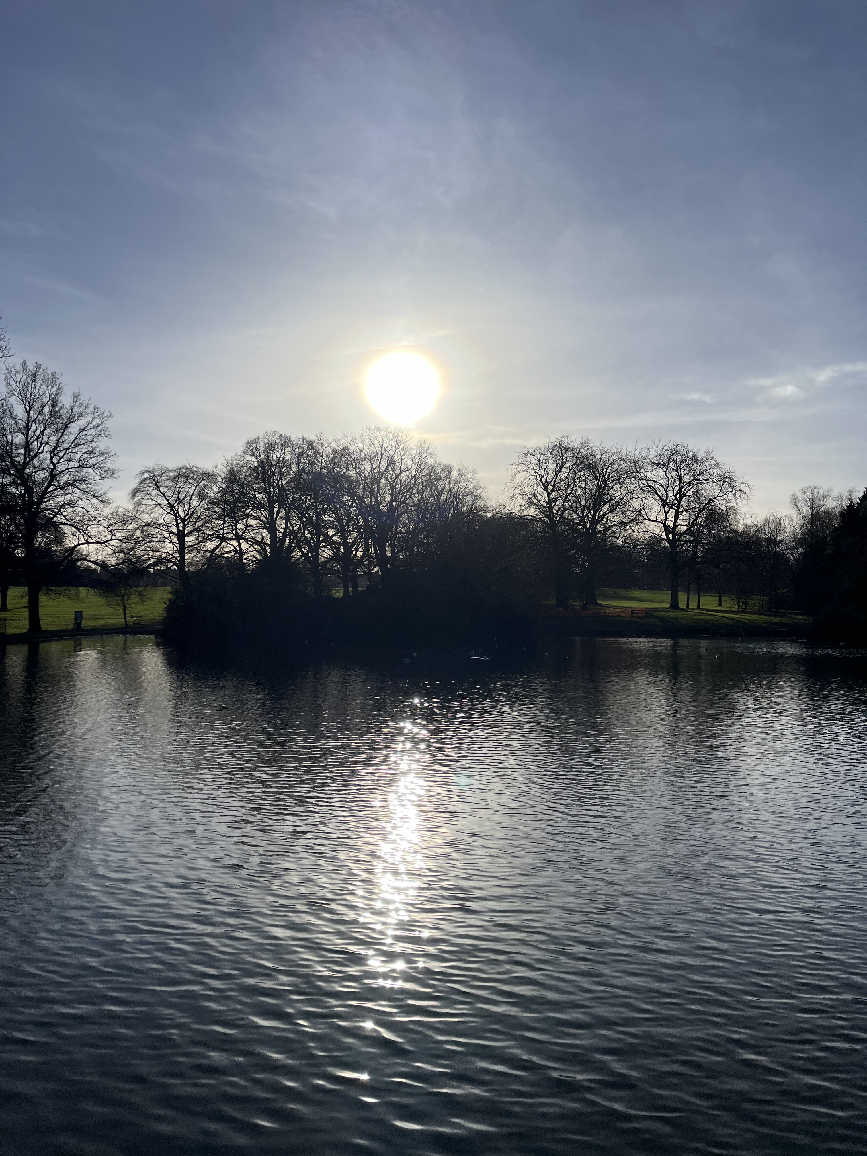 sun rise over Abington park lake