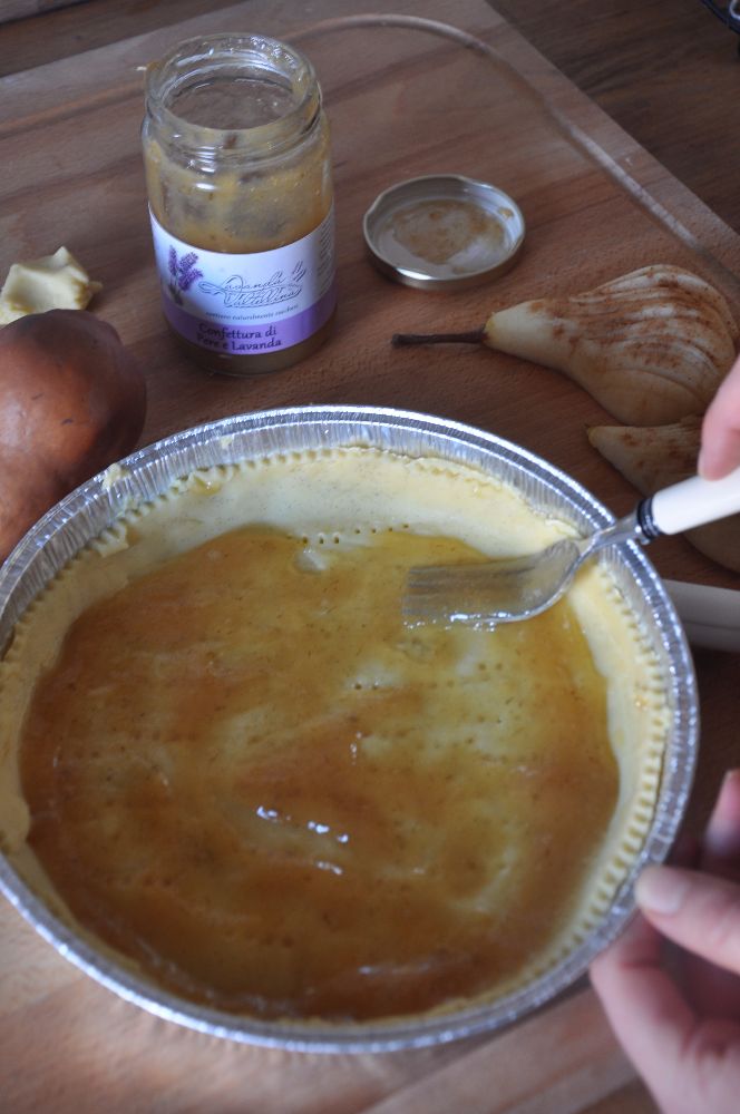 Crostata con frangipane al cioccolato e pere