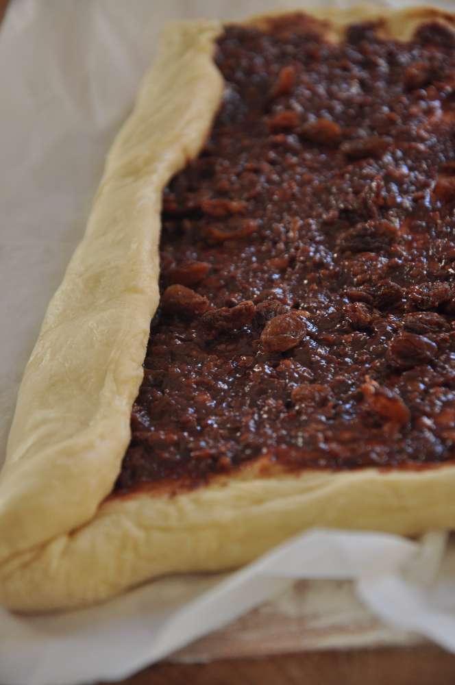 Impasto putizza con ripieno durante la fase dell'arrotolamento