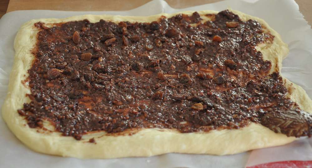 Impasto putizza con ripieno prima di essere arrotolato