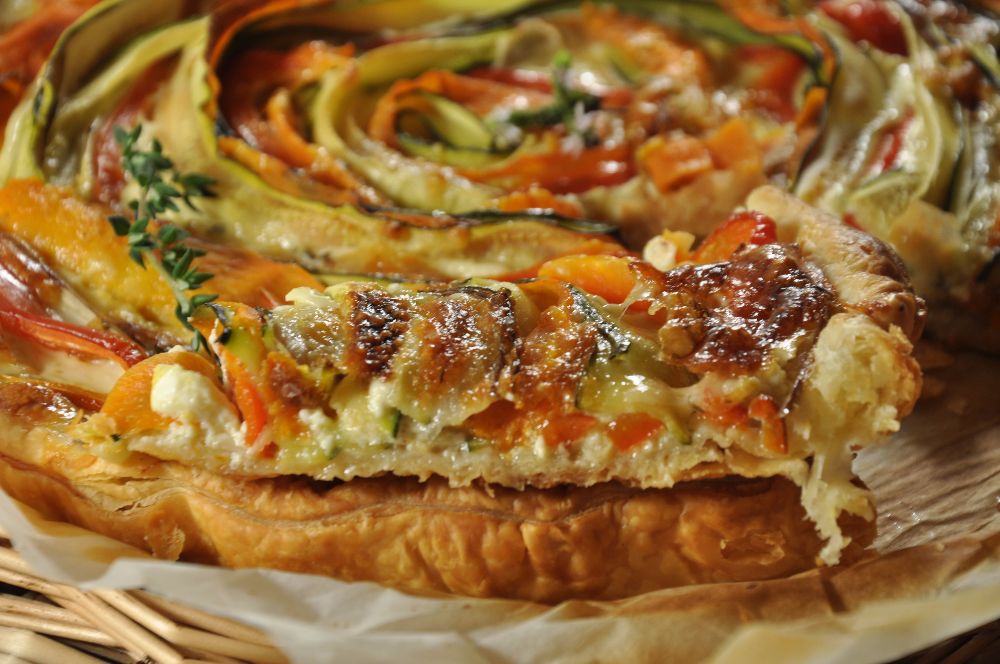 Torta rustica con verdure a spirale e formaggio