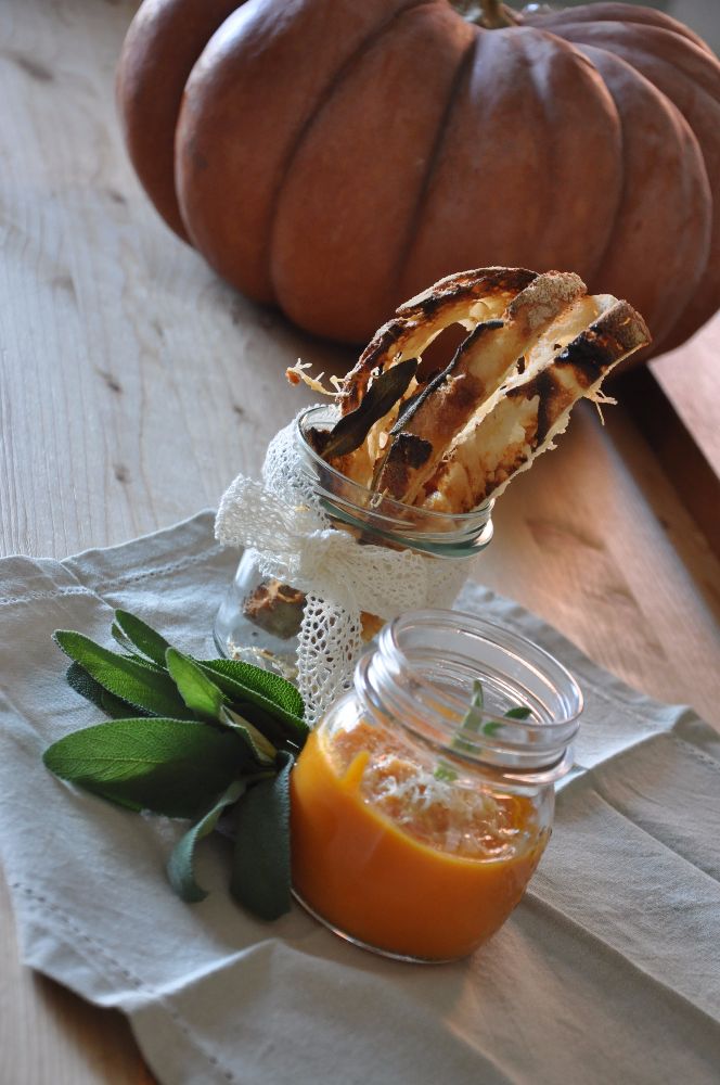 Vellutata di zucca, porro e patate con crostini alla salvia e parmigiano