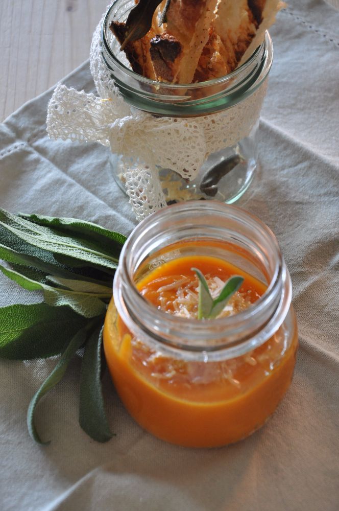 Vellutata di zucca, porro e patate con crostini alla salvia e parmigiano