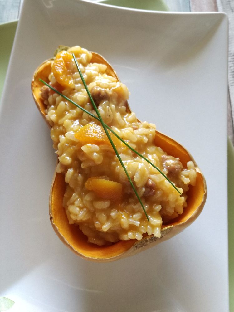 Risotto zucca e salsiccia servito nella zucca butternut