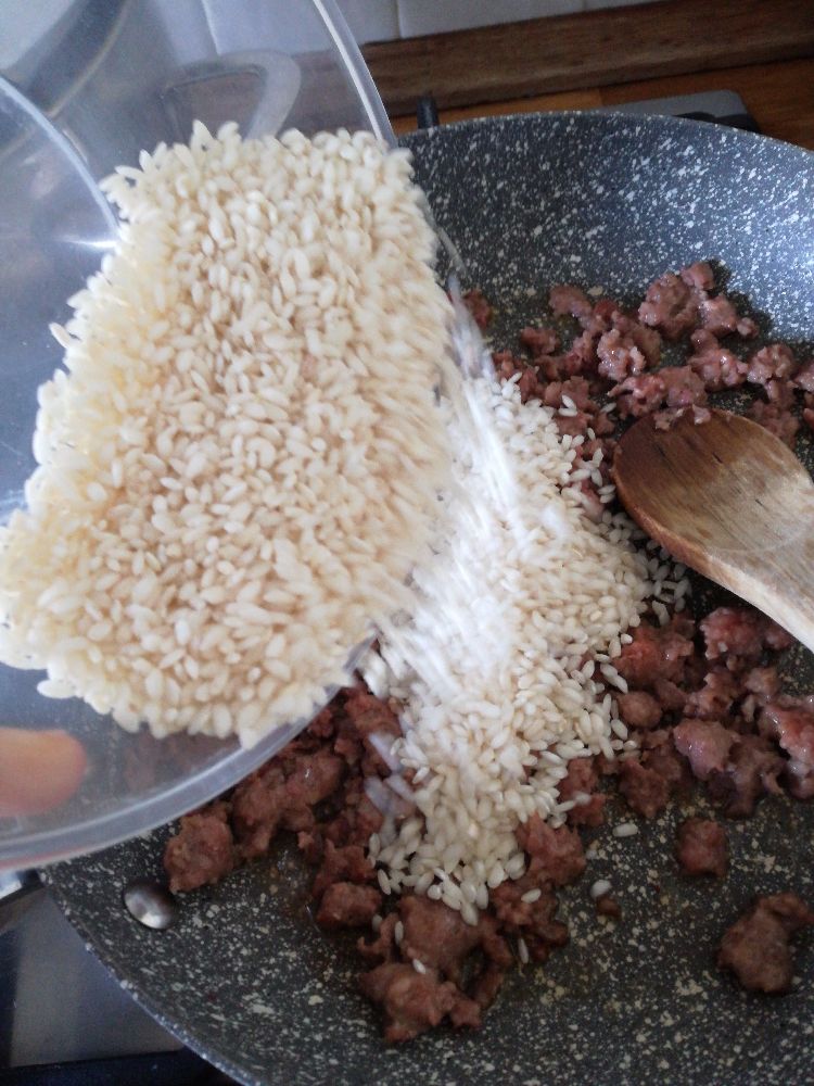 Riso tostato con le salsicce