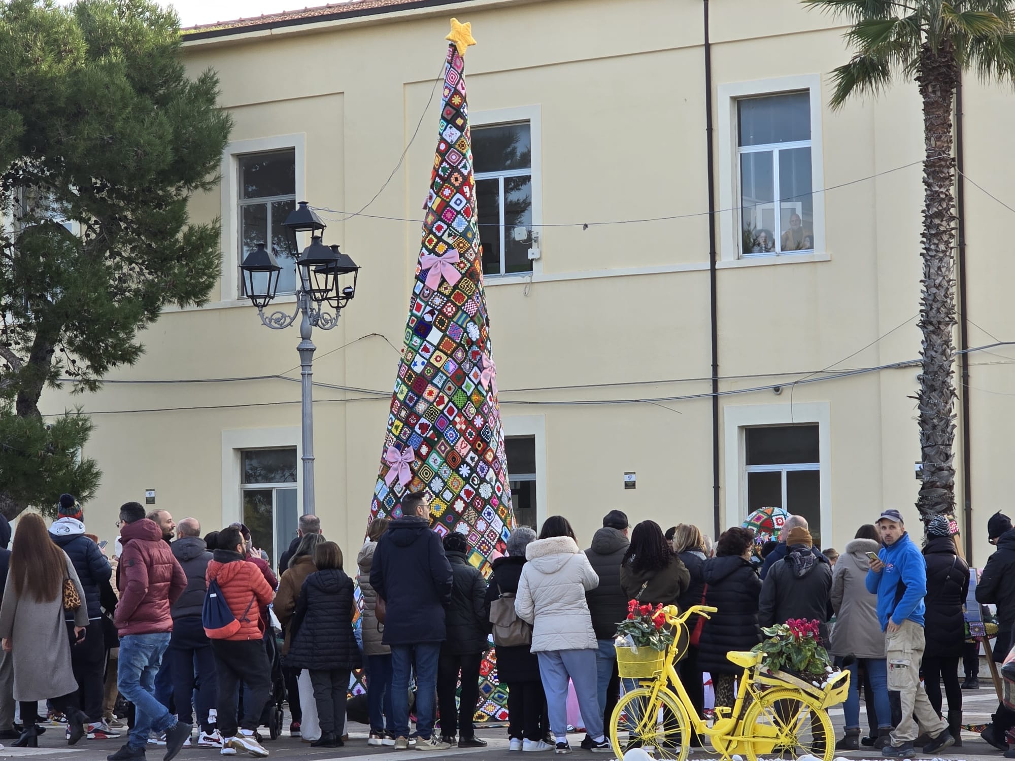 Silvi, grande festa in piazza Marconi per l’albero di Natale realizzato con mattonelle di lana