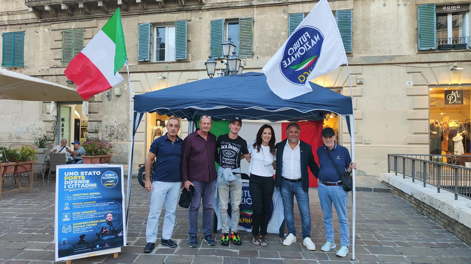 Tanta gente e molti tesserati al gazebo di Futuro Nazionale a Vasto