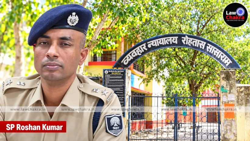 Rohtas SP outside the Sasaram courthouse, where a Bihar court convicted him of contempt and fined him Re 1