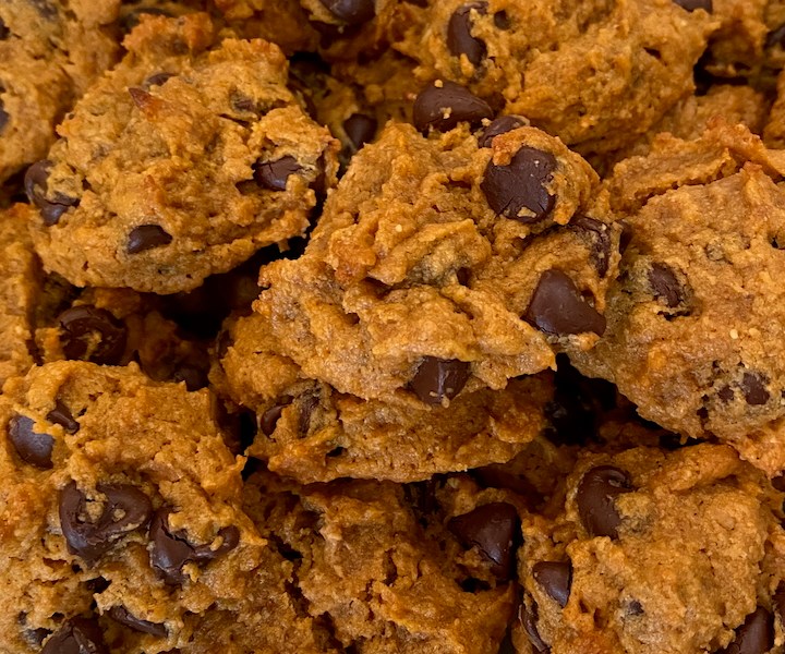 Vegan (ish) sriracha peanutbutter (chocolate chip) cookies