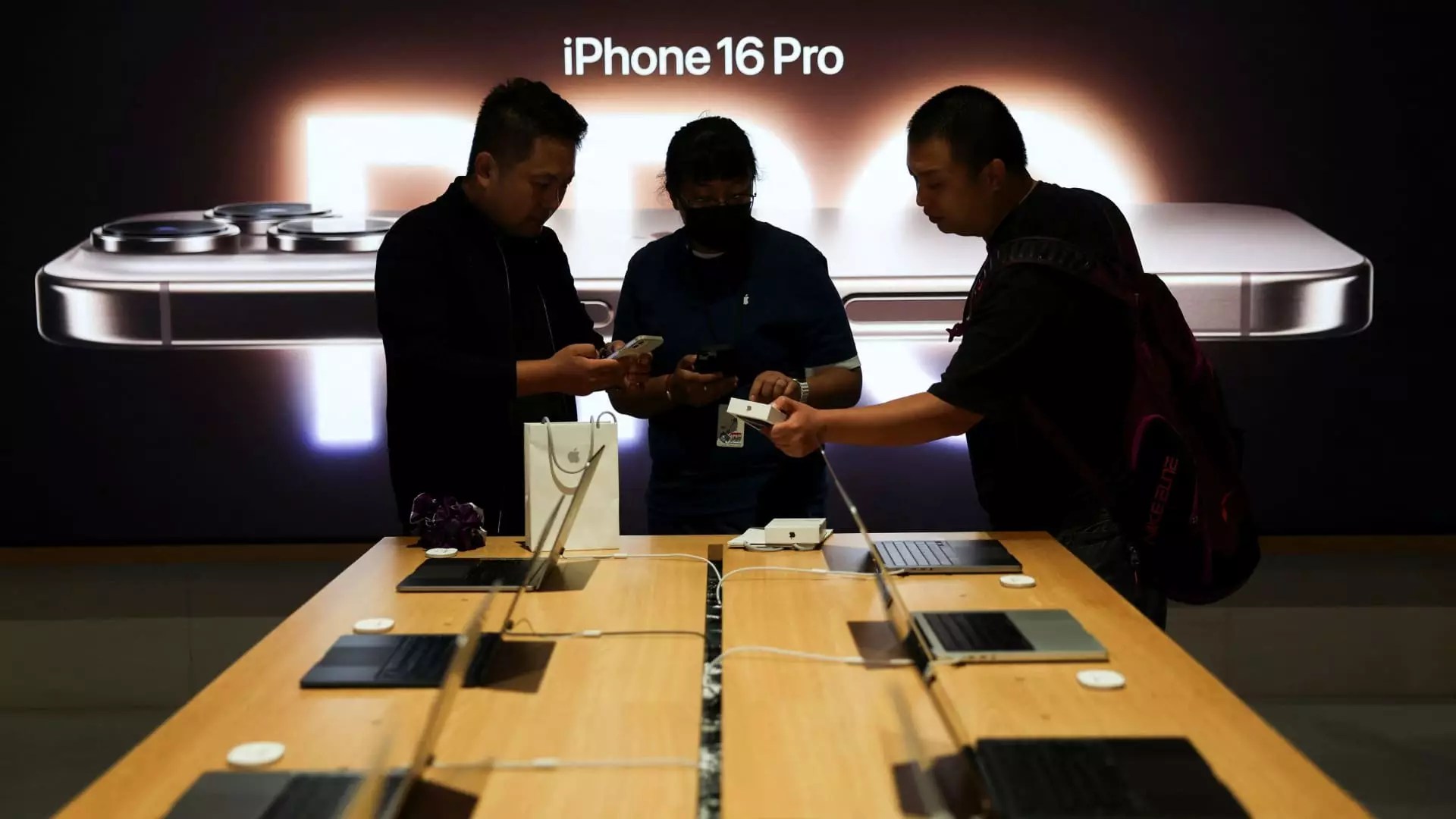 Apple’s Facing Challenges, But Analysts Remain Optimistic