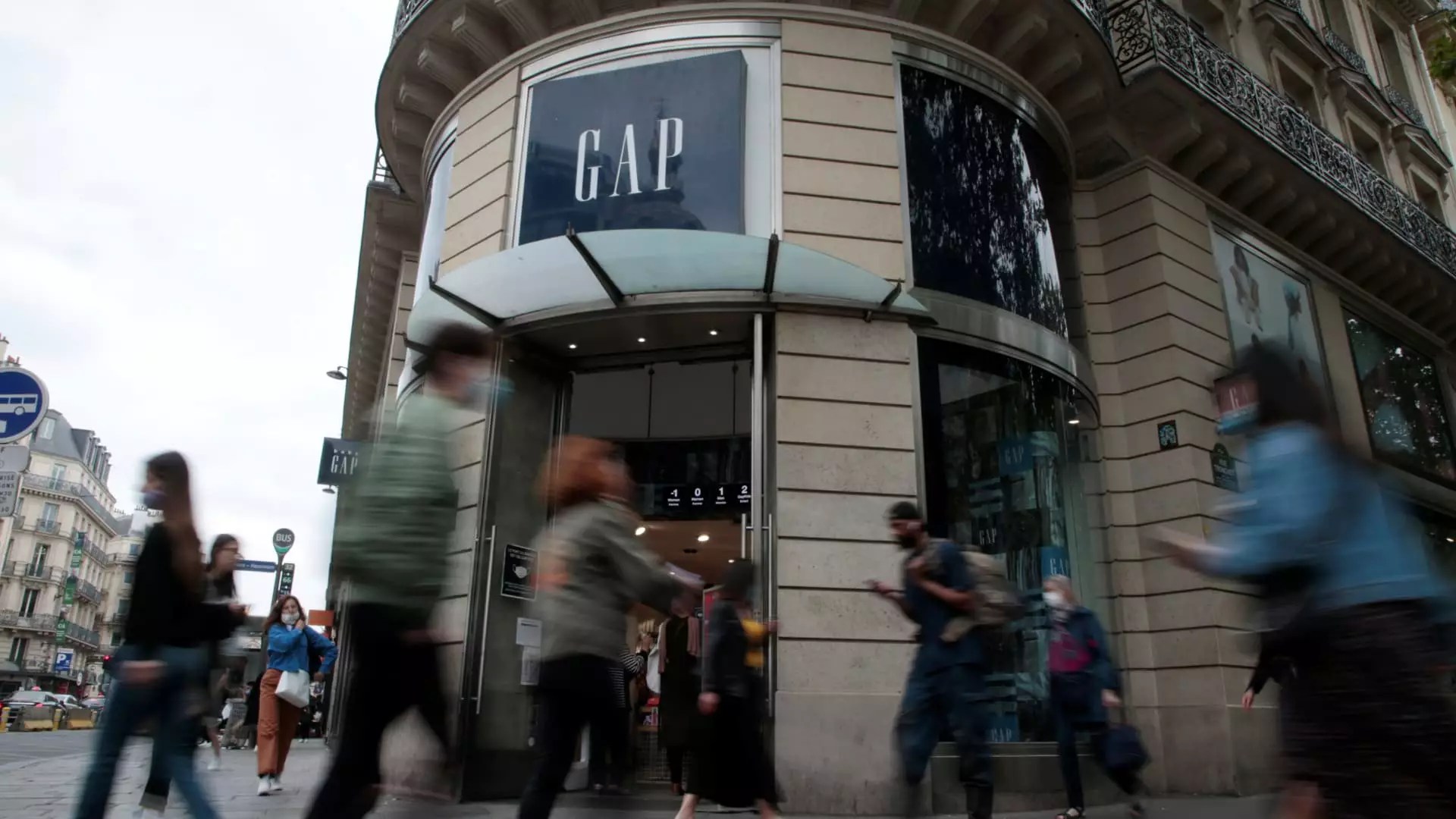 Gap’s Shift: How 30% Tariffs Are Disrupting Business with Hundreds of Millions at Stake 1 Gap’s Shift: How 30% Tariffs Are Disrupting Business with Hundreds of Millions at Stake
