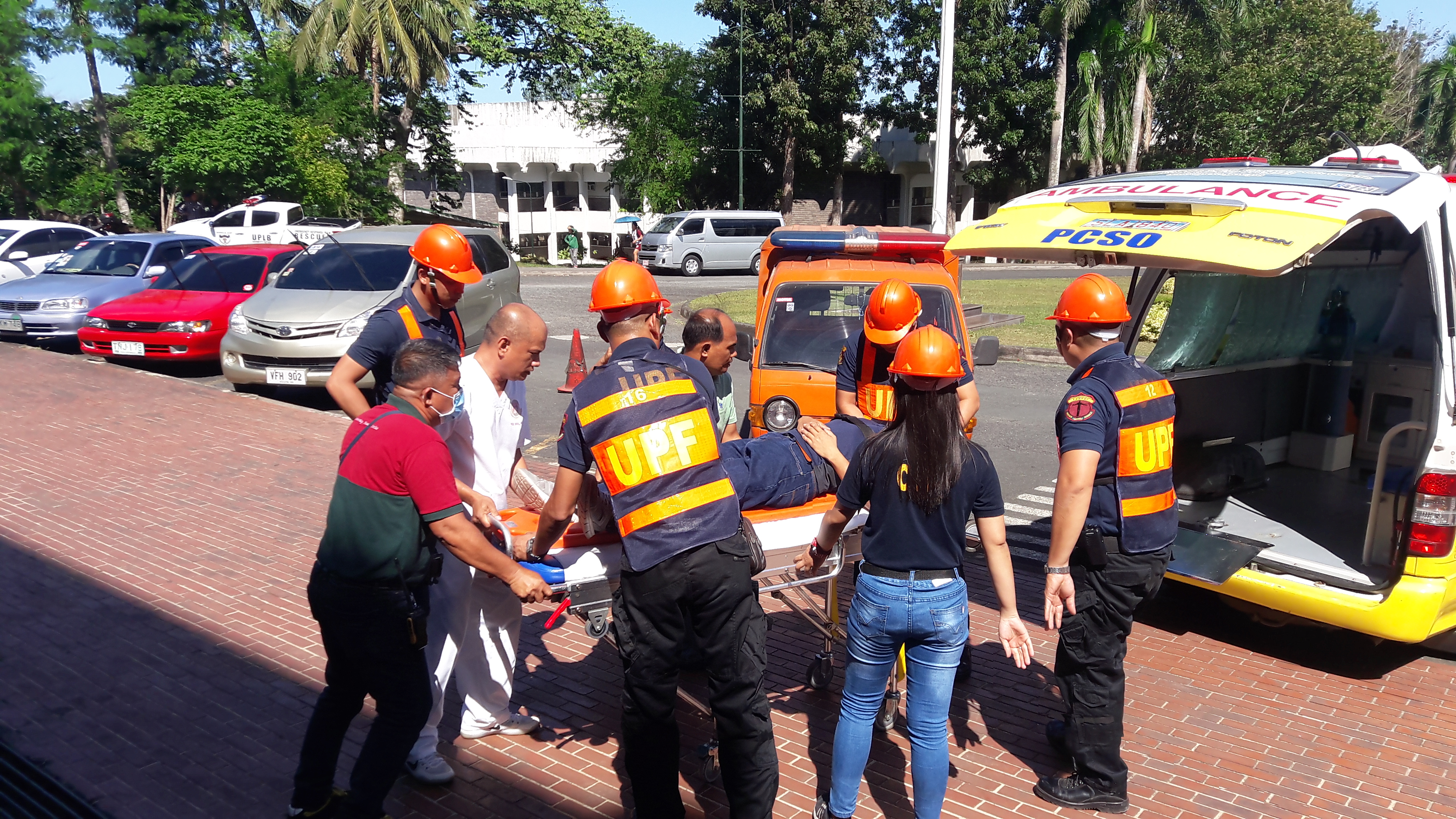 PAGTUTULUNGAN SA ORAS NG SAKUNA. Nagsagawa ng simulasyon ng pagresponde sa isang injured na pasyente ang UPF at MDRRMC kung saan ipinakita ang tamang pagbuhat at pag-alalay sa mga biktima ng lindol. (Larawang kuha ni Nur Lemuel Castillo)