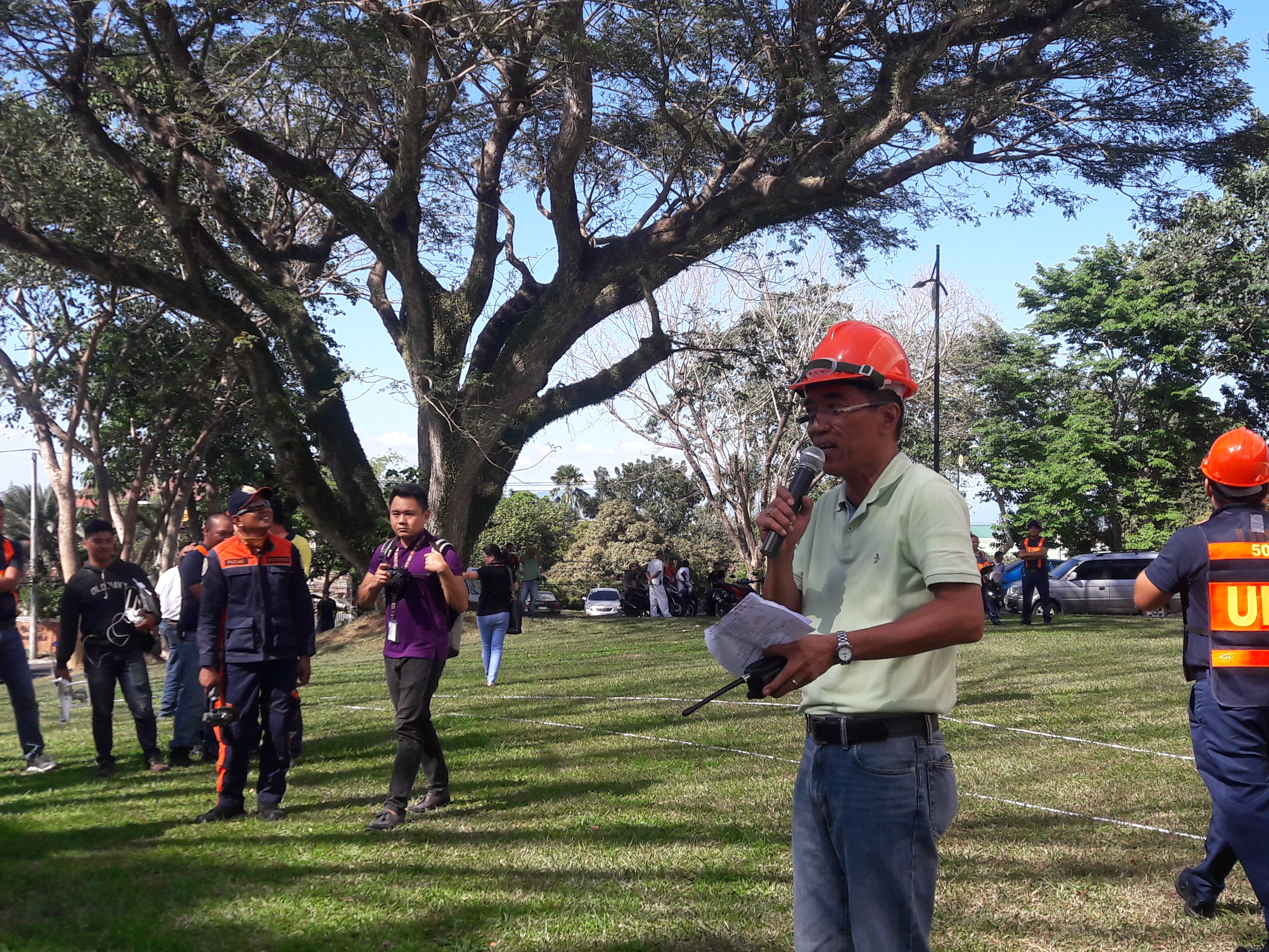 MAKILAHOK AT MATUTO. Ito ang naging mensahe ni Dr. Roberto G. Visco, Assistant to the Vice Chancellor of Community Affairs, sa pagsisimula ng debriefing program matapos ang earthquake at firedrill na isinagawa sa UPLB Main Library Building. (Larawang kuha ni Nur Lemuel Castillo)