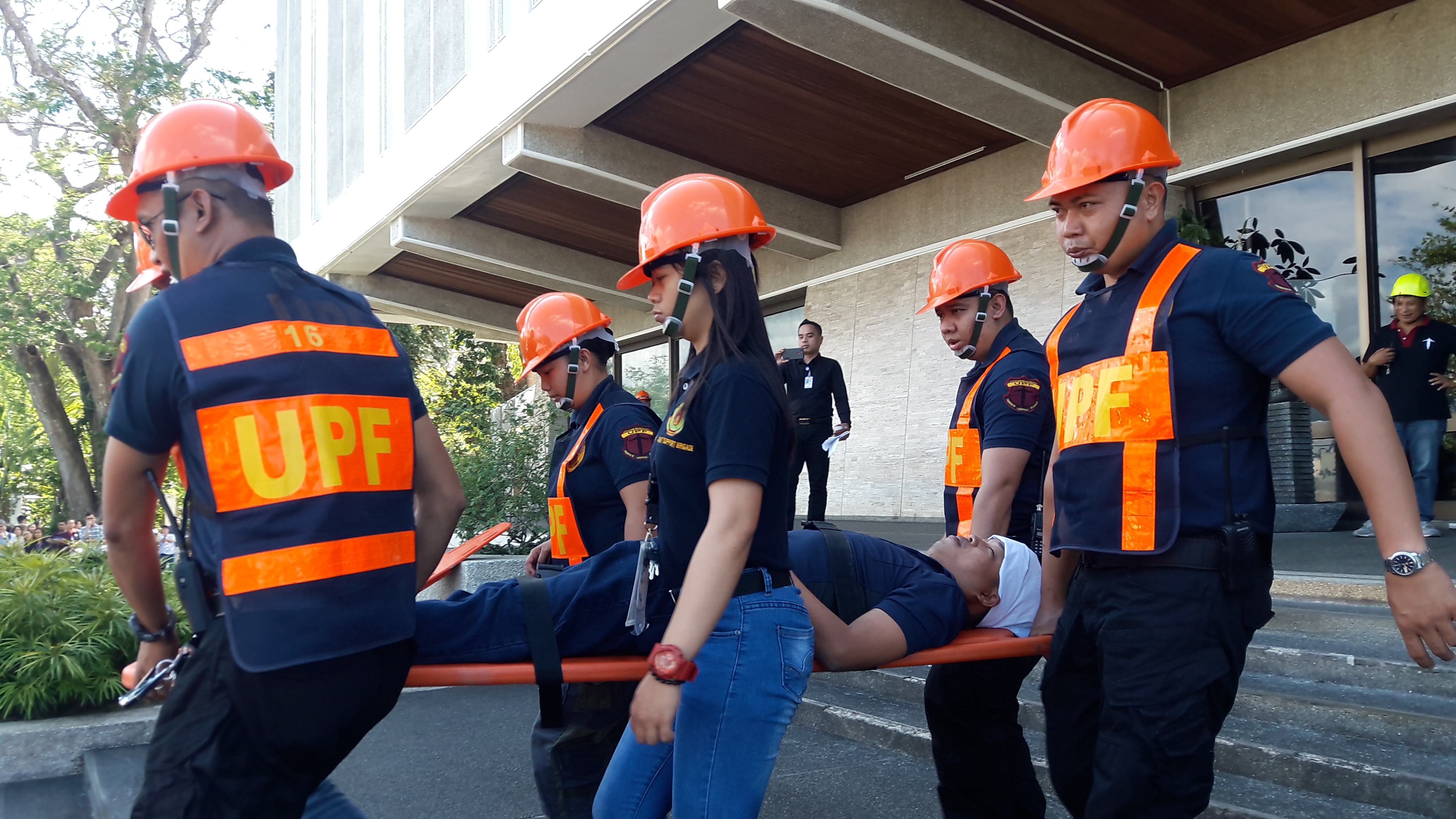 PAGTUTULUNGAN SA ORAS NG SAKUNA. Nagsagawa ng simulasyon ng pagresponde sa isang injured na pasyente ang University Police Force at LB-MDRRMC kung saan ipinakita ang tamang pagbuhat at pag-alalay sa mga biktima ng lindol. (Larawang kuha ni Nur Lemuel Castillo)