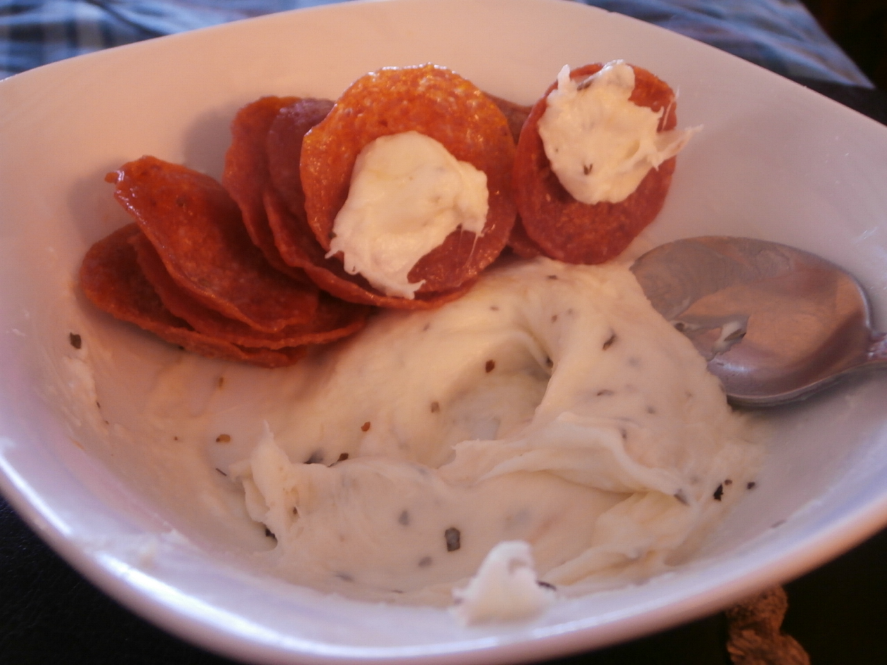 Crispy Pepperoni Chips & Cheese Dip! LCHF